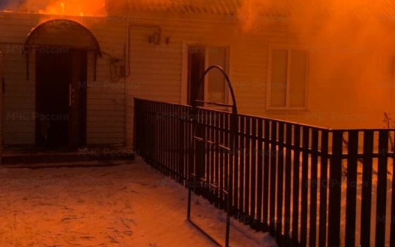 Пожарные полтора часа тушили дом в брянском посёлке