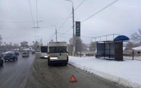 Маршрутка врезалась в автобус в Брянске