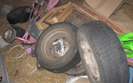 Трое брянцев похитили автомобильные колеса по ошибке