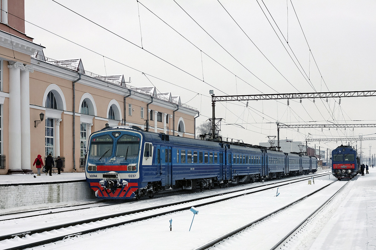 Расписание некоторых пригородных поездов в Брянской области изменится в праздничные дни февраля и марта