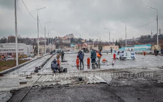 Рабочие заделали швы на Славянском мосту в Брянске 
