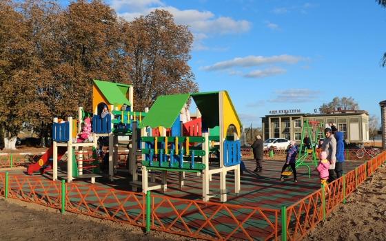 В брянском посёлке Десятуха установили детскую площадку за 2,5 млн рублей