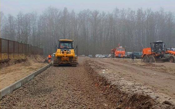 Рабочие заасфальтируют проезд в Володарском районе Брянска