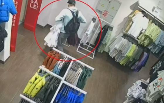 Жителя Брянска задержали за кражу 30 футболок из магазина