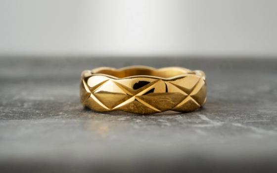 Брянец сорвал золотое кольцо с пальца приятеля