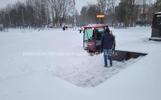 Брянские парки от снега убирает трактор Ferrari 