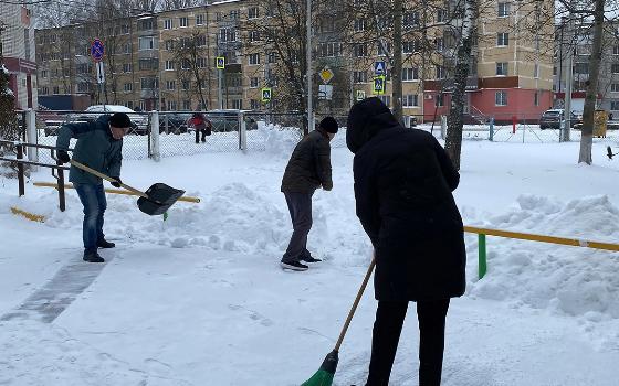 Родители и педагоги убрали снег около школ и детсадов Брянска