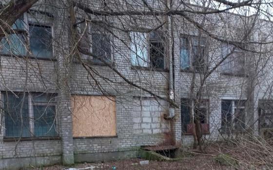 В Трубчевске заколотили заброшенное здание после вмешательства прокуратуры