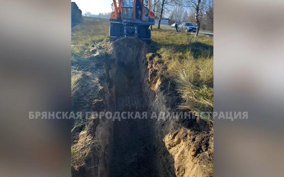 Километр траншеи прорыли рабочие под водовод в брянских Чайковичах