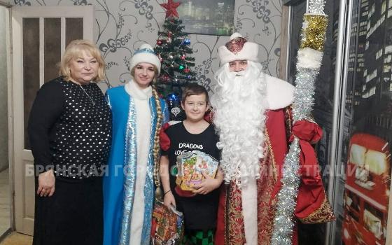 Дед Мороз поздравил детей Володарского района Брянска