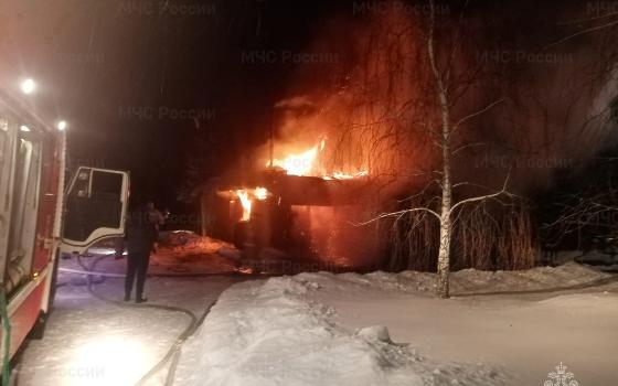Спасатели два часа тушили пожар в брянской деревне