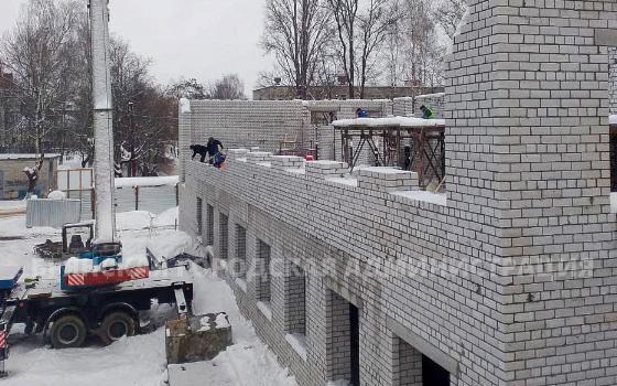 Рабочие достраивают второй этаж пристройки к школе искусств Брянске
