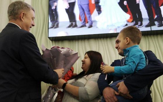 Брянский губернатор вручил ключи от квартир детям-сиротам 