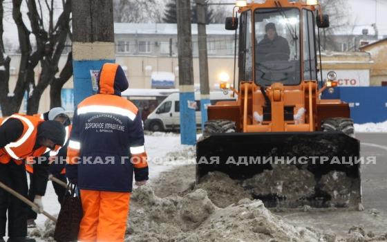 70 спецмашин убирают Брянск от снега