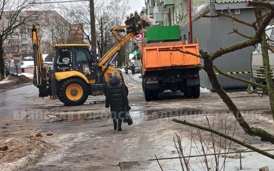 Дорожники убирают снежную «кашу» с улиц Брянска