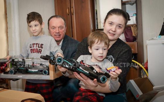 Вице-мэр Брянска подарил гоночные машинки сыновьям пропавшего без вести военнослужащего