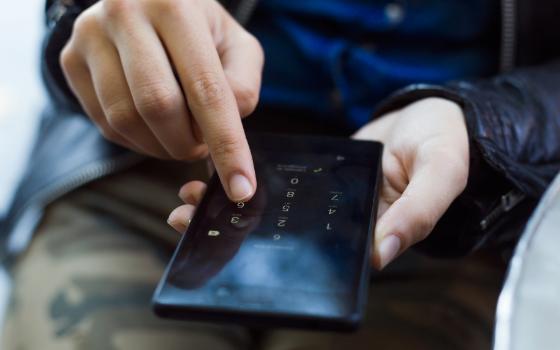 Перед брянским судом предстанет 19-летний курьер телефонных мошенников