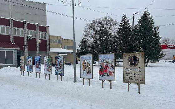 Улицы Брянска украсили открытками