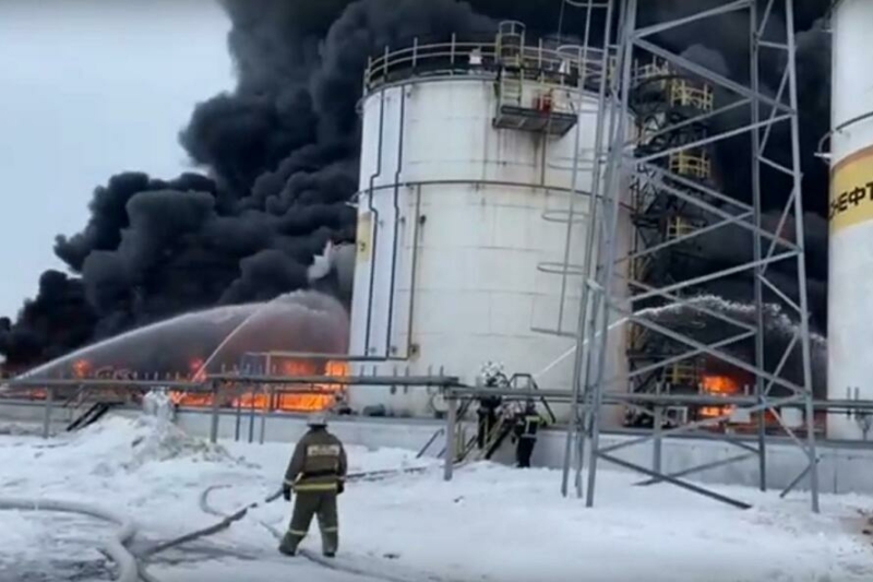 32 жителя частного сектора эвакуировали из-за пожара на нефтебазе в Клинцах 