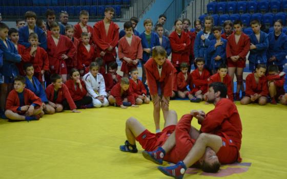 Чемпион мира провёл мастер-класс для юных самбистов в Брянске