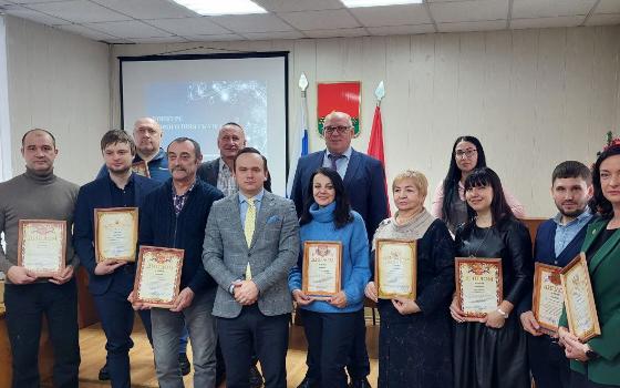 Девять УК Брянска получили награды за украшение домов к Новому году