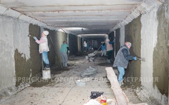 Рабочие трудятся в подземном переходе Брянска ночью