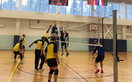 Ветераны Брянщины и Белоруссии провели волейбольный турнир