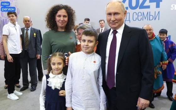Брянская школьница подарила  талисман Победы Президенту России
