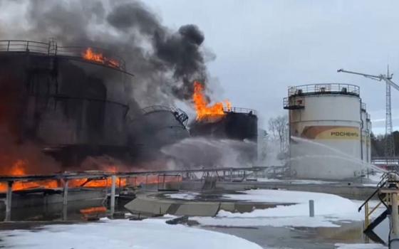 Более 140 человек тушат нефтепровод в Клинцах