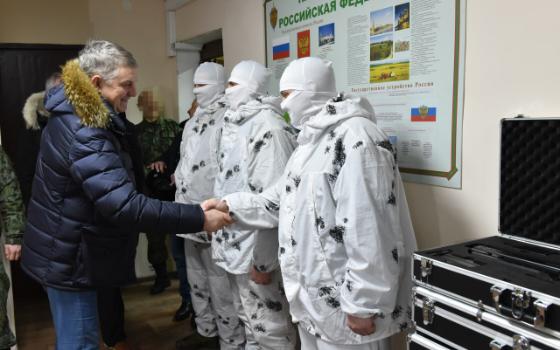 Брянский губернатор передал антидроновые ружья и радиостанции пограничникам