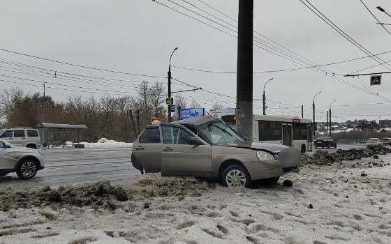 Мужчина и женщина попали в больницу после аварии в Брянске