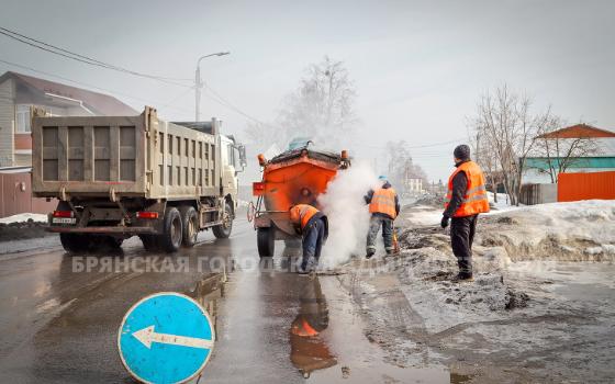 Более тысячи квадратных метров асфальта отремонтировали зимой в Брянске