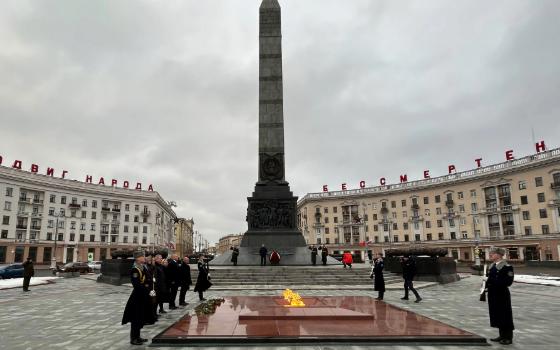 Брянский губернатор возложил цветы к монументу Победы в Минске