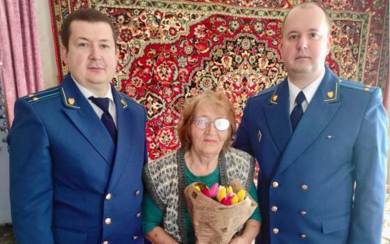 Брянский прокурор поздравил ветерана с 8 Марта