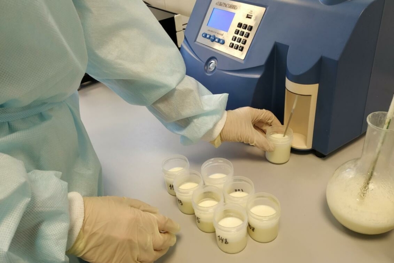 Специалисты Брянской испытательной лаборатории провели около 8 тысяч исследований в рамках селекционного контроля качества молока 