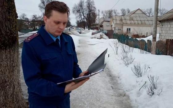 Брянских коммунальщиков оштрафовали за снежные завалы на тротуарах