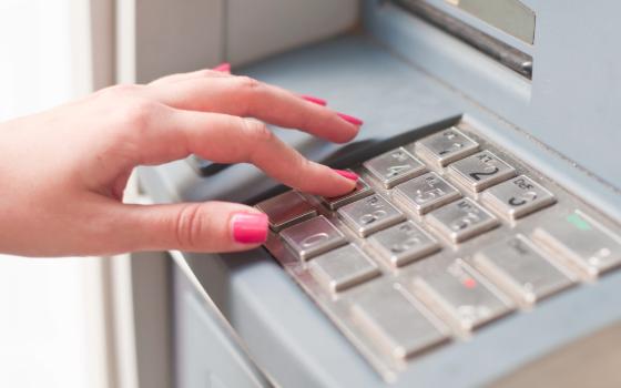 Жительницу Брянска обвиняют в краже денег из банкомата