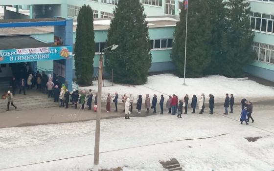 На избирательном участке в брянской гимназии собралась очередь