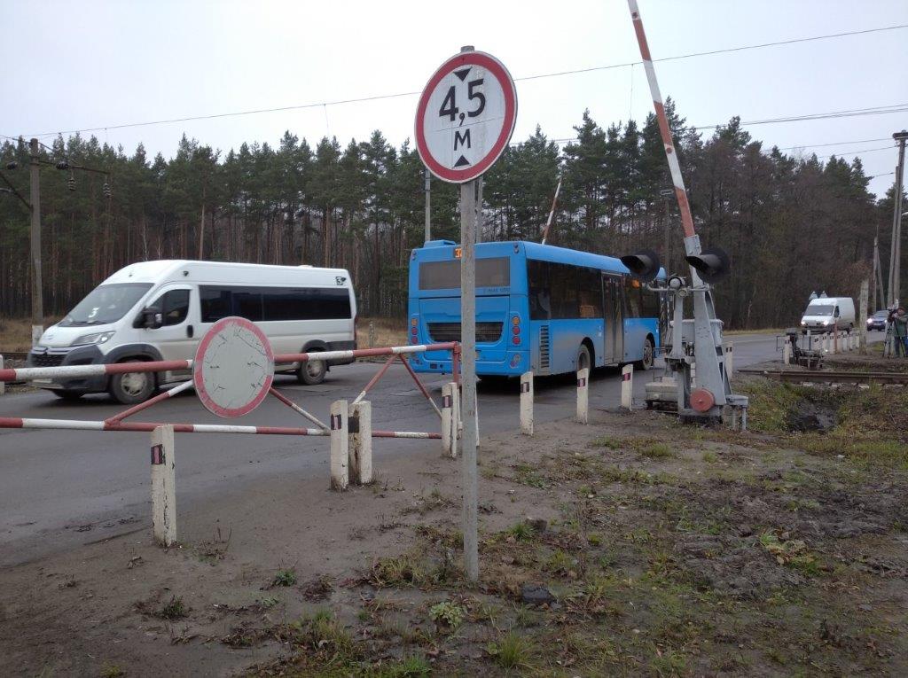 Движение автомобилей через переезд в Стяжном Брянской области будет закрыто на время ремонта пути