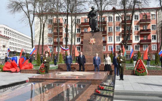 Брянский губернатор почтил память павших воинов в Гомеле