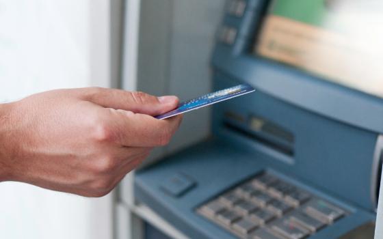 Брянские полицейские раскрыли кражу телефона и денег с карты