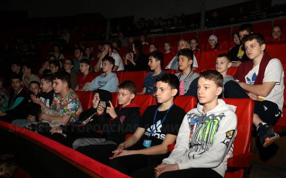 Футболистки и баскетболисты посетили брянский цирк