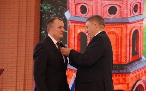 Брянский губернатор вручил орден Дружбы председателю Могилевского облисполкома