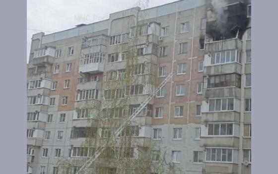 Пожарные спасли четырёх человек из горящей квартиры в Брянске
