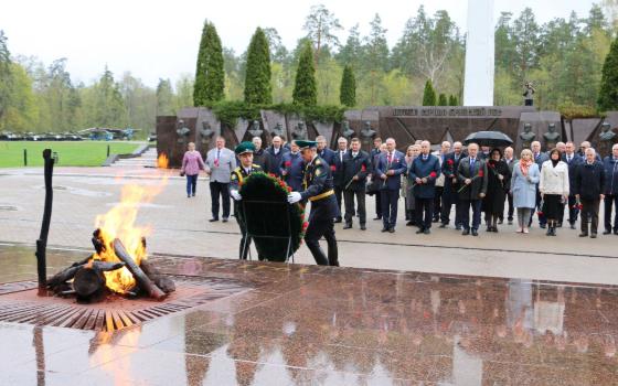 Представители четырёх региональных парламентов посетили мемориал в Брянске