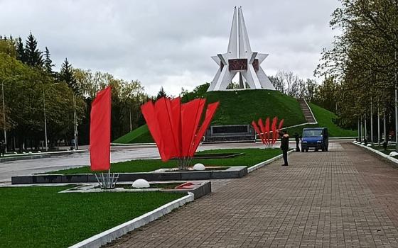 Парки Брянска украшают ко Дню Победы