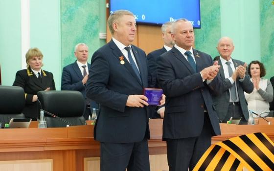 Брянский губернатор получил медаль от Минпромторга России