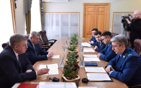 Брянский губернатор обсудил транспортную безопасность с зампрокурора