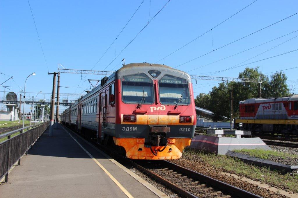 Расписание двух пригородных поездов Унечского направления в Брянской области изменится во второй половине мая в связи с ремонтом пути