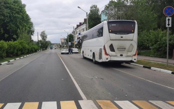 Автобус врезался в легковушку на брянской трассе